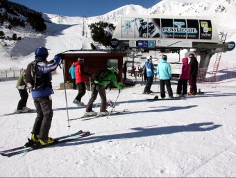 Esquiadors a Vallter 2000, la primera estació d'esquí catalana que ha pogut obrir pistes aquesta ACN
