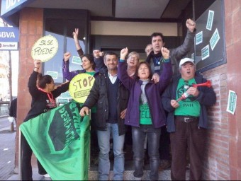 Una protesta de la PAH de Castellar en una oficina de BBVA PAH DE CASTELLAR