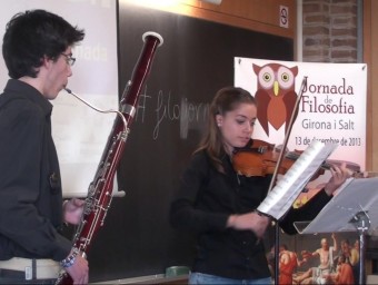 Dos joves interpretant unes peces musicals en la jornada de l'any passat.
