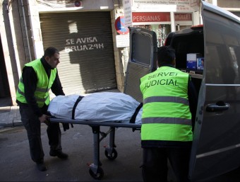 La comitiva judicial fa l'aixecament del cadàver de la persona morta en l'explosió de Mollet del Vallès JORDI PUJOLAR / ACN