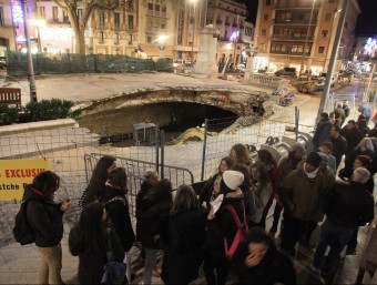 Reparar el gran esvoranc de la Rambla de Figueres costarà uns 330.000 euros, segons els primers càlculs. A la imatge, l'aspecte de la Rambla ahir LLUÍS SERRAT