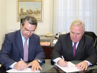 Instant d ela signatura de l'acord amb la Diputació d'Alacant. B. SILVESTRE