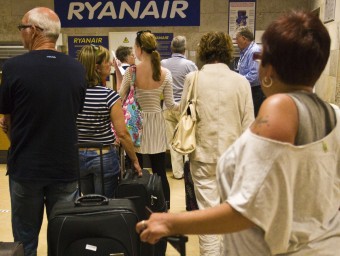 Alguns passatgers esperant per embarcar a les instal·lacions de Vilobí d'Onyar, en una imatge d'arxiu. LLUÍS SERRAT