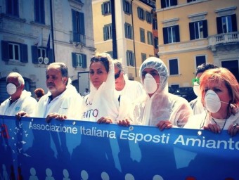 Protesta a Roma de les víctimes de la fàbrica Isolchimica, afectats per l'exposició a l'amiant. MANLIO MASUCCI