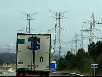 Imatge d'arxiu de principis d'any de l'AP-7 abans de Figueres amb les torres de la MAT a mig construir i, a la dreta, les torres –amb fils– de la línia de 132 kV MANEL LLADÓ