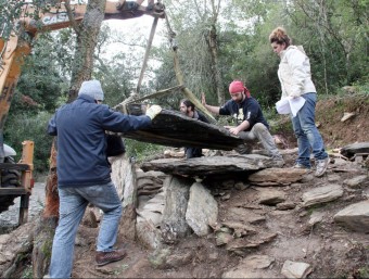 El moment en què reposen la llosa superior del dolmen amb ajut d'una grua ACN / M. LÓPEZ