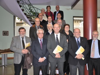 Els representants dels hospitals participants al programa de detecció precoç i els seus responsables, després de la reunió celebrada a Ripoll. EL PUNT AVUI