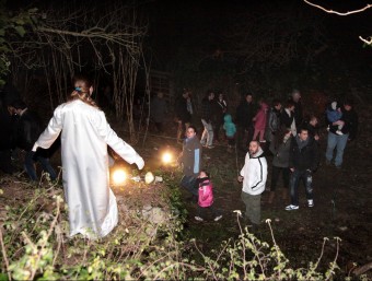 Un àngel guia els visitants del pessebre vivent de Bàscara, una part del qual es representa als paratges naturals de la vora del riu Fluvià al seu pas per al municipi. JOAN SABATER