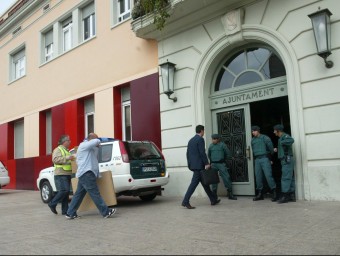 Agents de la Guàrdia Civil,  en el registre de l'Ajuntament de Santa Coloma, l'any 2009.
