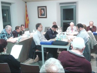 Una imatge del ple de novembre a Amer. amb els assessors en primer terme EL PUNT AVUI