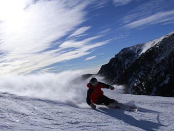 Un esquiador baixant per la Vall de Núria EVA POMARES