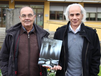 Soler i Oliveras, mostrant un dels exemplars del seu llibre-recull de les fonts del municipi. J.C