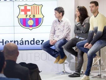 El moment de la presentació en què va sortir Xavi, que està a l'esquerra dels tres seleccionadors, ahir a la seu de la FCF JOSEP LOSADA