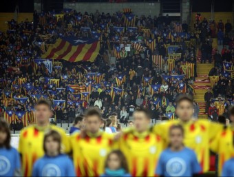 El moment de la interpretació de l'himne de Catalunya en el partit de l'any passat contra Cap Verd a l'estadi Lluís Companys QUIM PUIG