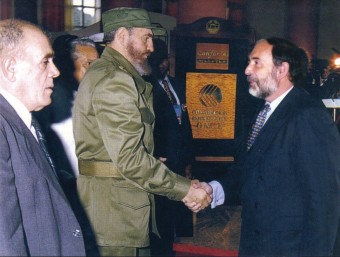El professor Francesc Granell oferint pacte amb la UE a Fidel Castro, al desembre del 1997.  ARXIU