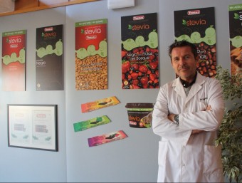 El gerent de Xocolates Torras, Xavier Recoder, amb una mostra dels productes sense sucre de la firma. ACN