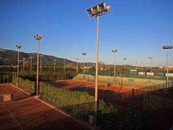 Les pistes del Tennis d'Aro s'han quedat, en bona part, sense llum per culpa dels lladres. LLUIS SERRAT