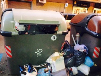 Imatge cedida per ICV amb contenidors plens de deixalles i amb bosses al seu voltant ICV