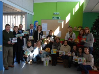 Participants en la campanya solidària, amb personal de l'escola bressol de Breda. EL PUNT AVUI