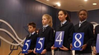 Els nens del col·legi de San Ildefonso mostren el número del primer premi, aquest dimarts durant el sorteig de Reis ACN