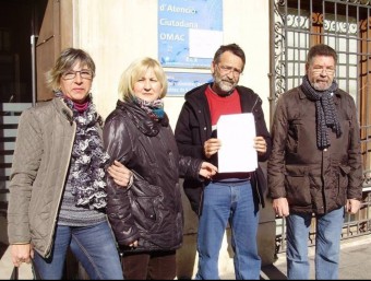 Representants d'EUPV d'Elx a les portes del Registre Municipal. CEDIDA