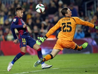 El blaugrana Neymar supera el porter de l'Elx Tyton, aquest dijous al Camp Nou REUTERS