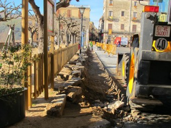 Les obres d'ampliació i arranjament de la vorera de la Plaça dels Bous, que ja han començat. LSC