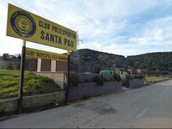 Una vista de la zona de contenidors de l'avinguda que du a l'àrea poliesportiva de Santa Pau. J.C