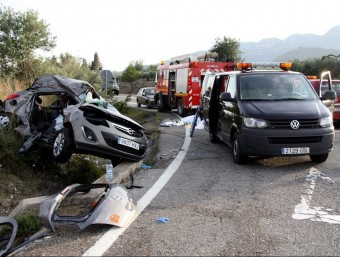 Un vehicle accidentat a l'N-340 a Sant Carles de la Ràpita, on van produir-se tres víctimes mortals. ACN