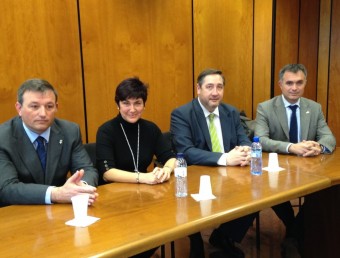 El conseller Pelegrí -segon per la dreta- es va reunir ahir amb els alcaldes del Port de la Selva, Roses i Cadaqués EPA