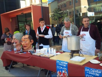 Els capgrossos de Santa Pau també van ser protagonistes del tastet de fesols a la plaça Mercat d'Olot. J.C