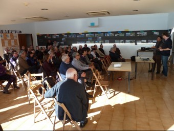 Un moment en què Joan Caball intervé a la conferència sobre les transmissions patrimonials al camp, al centre cívic del Far d'Empordà. J.C