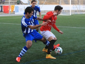 Una acció ofensiva de la Pobla de Mafumet en el partit d'ahir a Vilatenim JOAN SABATER