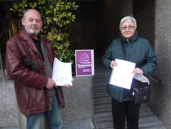 Dos representants de Guanyem Torrent lliuren les signatures a l'Ajuntament. EL PUNT AVUI