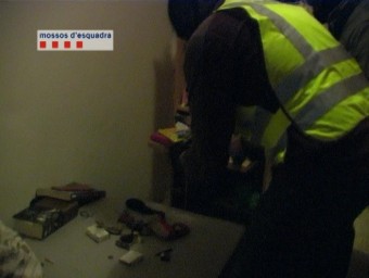 Un agent dels Mossos d'Esquadra durant un dels registres en un dels domicilis dels detinguts MOSSOS