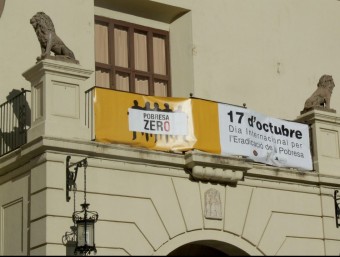 Pancarta de “Pobresa Zero” penjada a les dependències municipals. EL PUNT AVUI