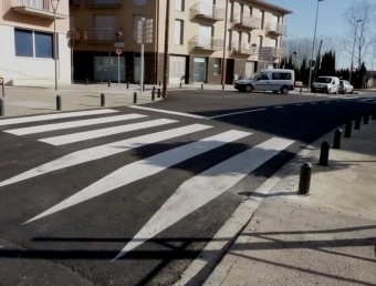 El nou pas de vianants elevat de la travessera de la carretera de Medinyà. R. E