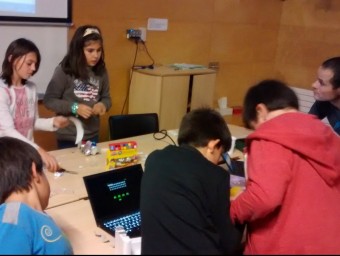 Nens i nens, en una de les sessions sobre l'aprenentatge de la programació Scratch, que es porta a terme a les biblioteques de Sant Gregori i Lloret de Mar EL PUNT AVUI