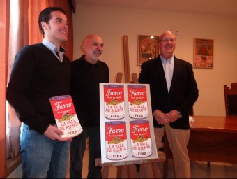 L'autor del cartell, amb l'alcalde, Santi Reixach, i el comissari de la fira, David Darné, durant la presentació. J.C