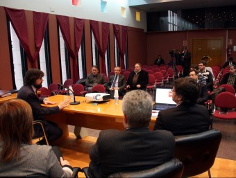 El secretari Ricard Font, explicant als alcaldes de l'eix Tàrrega-Alfarràs les millores que es projecten a la zona ACN