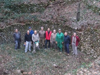El grup de voluntaris, a l'interior de les restes del pou de glaç. EPA