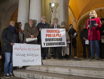 L'alcaldessa i representants de les comunitats religioses a Figueres, entitats social van llegir el manifest per la pau a Figueres. JORDI RIBOT / ICONNA