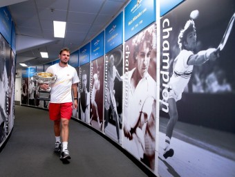 Stanislas Wawrinka, el vencedor el 2014, passeja amb la copa pel túnel de campions EFE