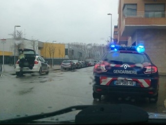 El cotxe dels gendarmes aturat a Tordera. RADIO TORDERA