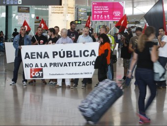 Airport workers protesting against planned privatisation of AENA.  ARCHIVE
