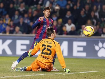 El jugador brasiler del Barça Neymar supera el porter de l'Elx Tyton per marcar el 0-3, aquest dissabte al Martínez Valero EFE