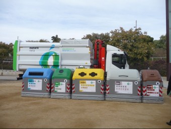 Detall dels nous contenidors i un dels camions que fan la recollida de la brossa de Mataró. T.M