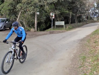 Un ciclista en un dels camins del parc natural Juanma Ramos
