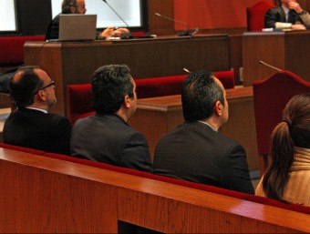D'esquerra a dreta, Daniel Fernández, Manuel Bustos, Francisco Bustos i María Elena Pérez, asseguts al banc dels acusats de la sala de vistes del TSJC ACN