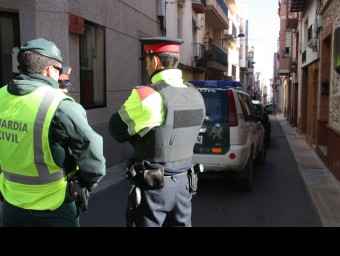 Agents de la Guàrdia Civil i Mossos d'Esquadra al carrer Santa Magdalena del Perelló ACN